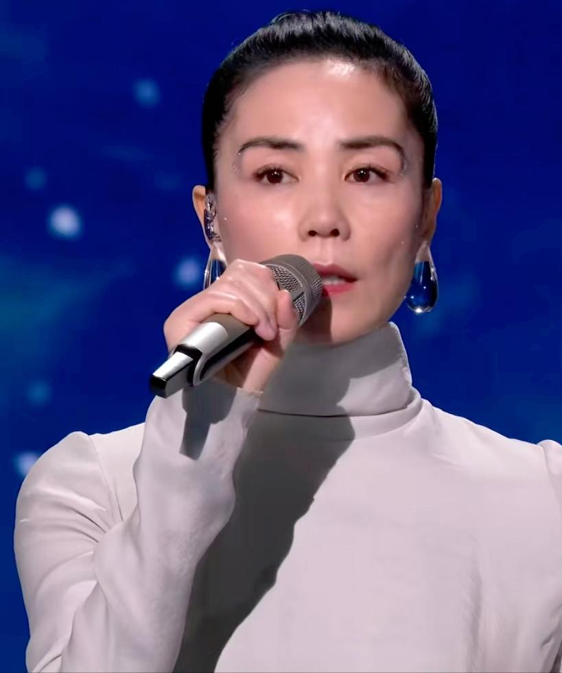 57岁王菲断崖式衰老！十个月前刚和谢霆锋秀恩爱，两人外形差距大