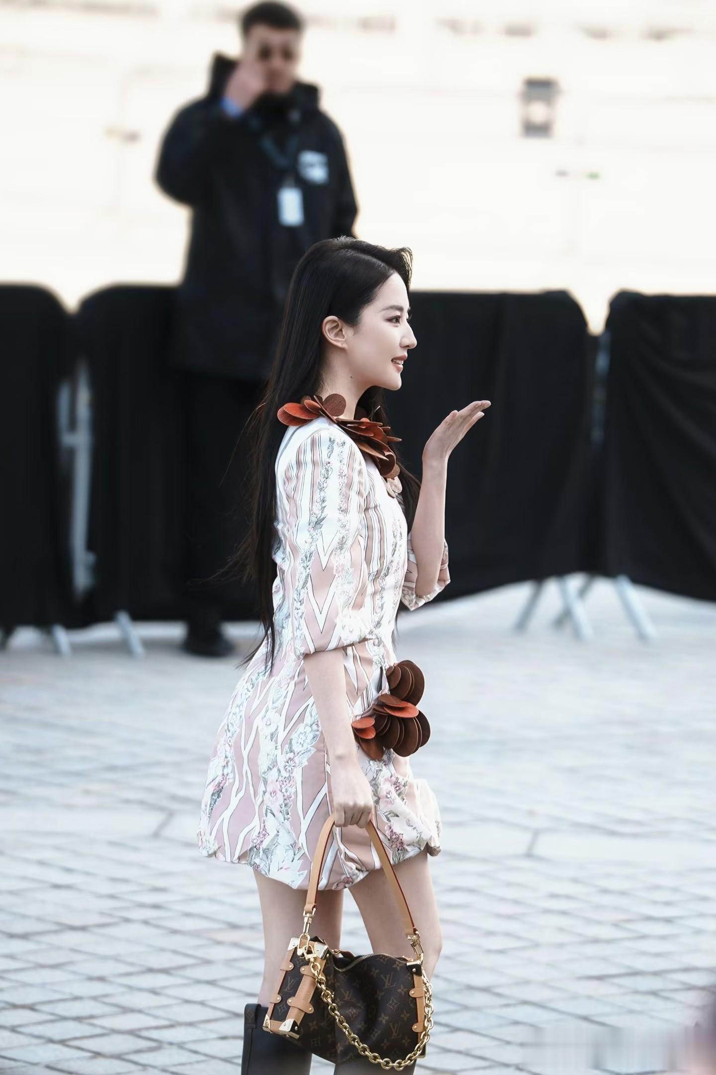 东方美杀疯国际秀场，刘亦菲LV大秀红裙出圈外媒盛赞行走玫瑰花！