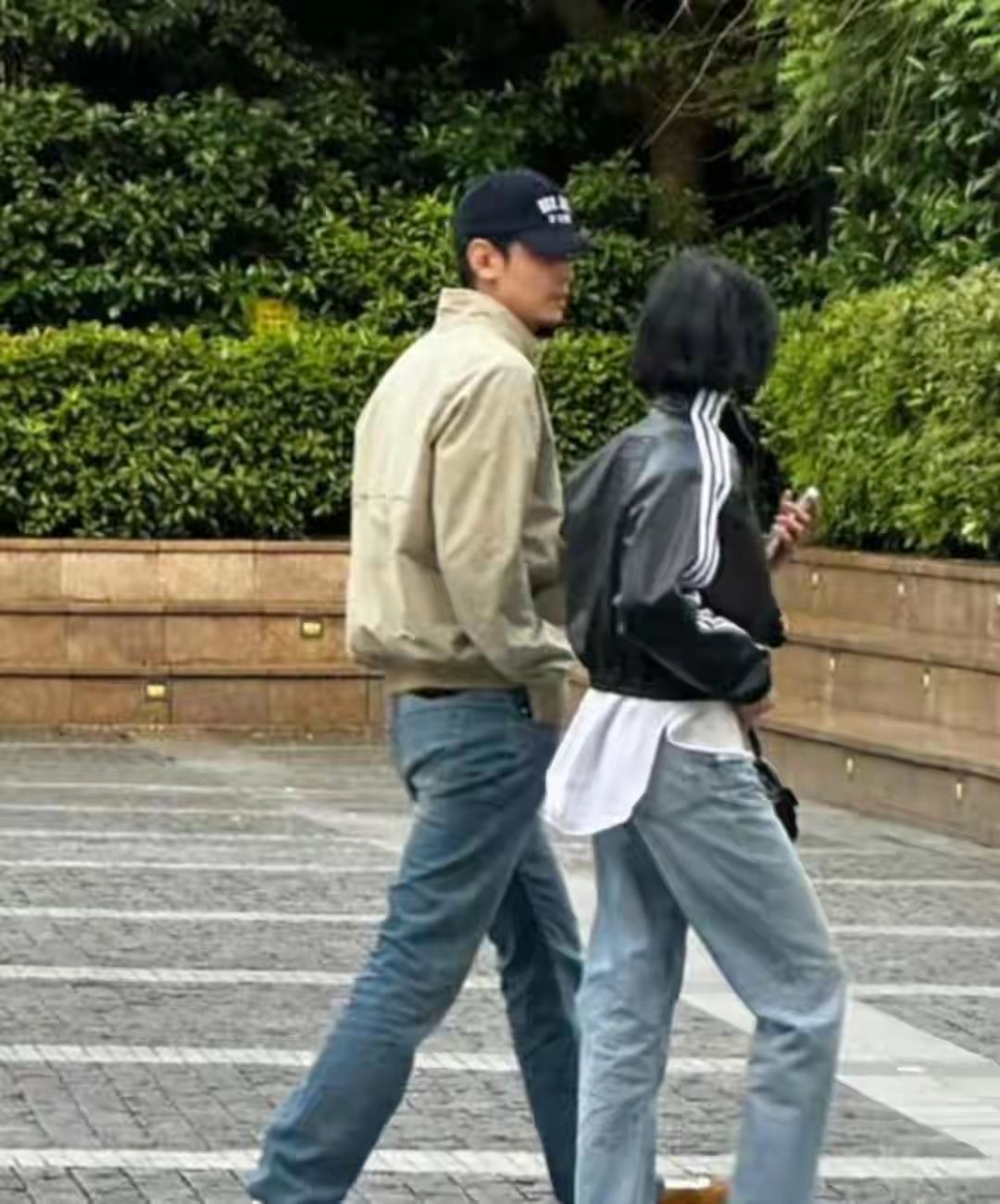 纪凌尘与韩国女友泰国度假，帅的明显，不傻笑仍是185标准大帅哥