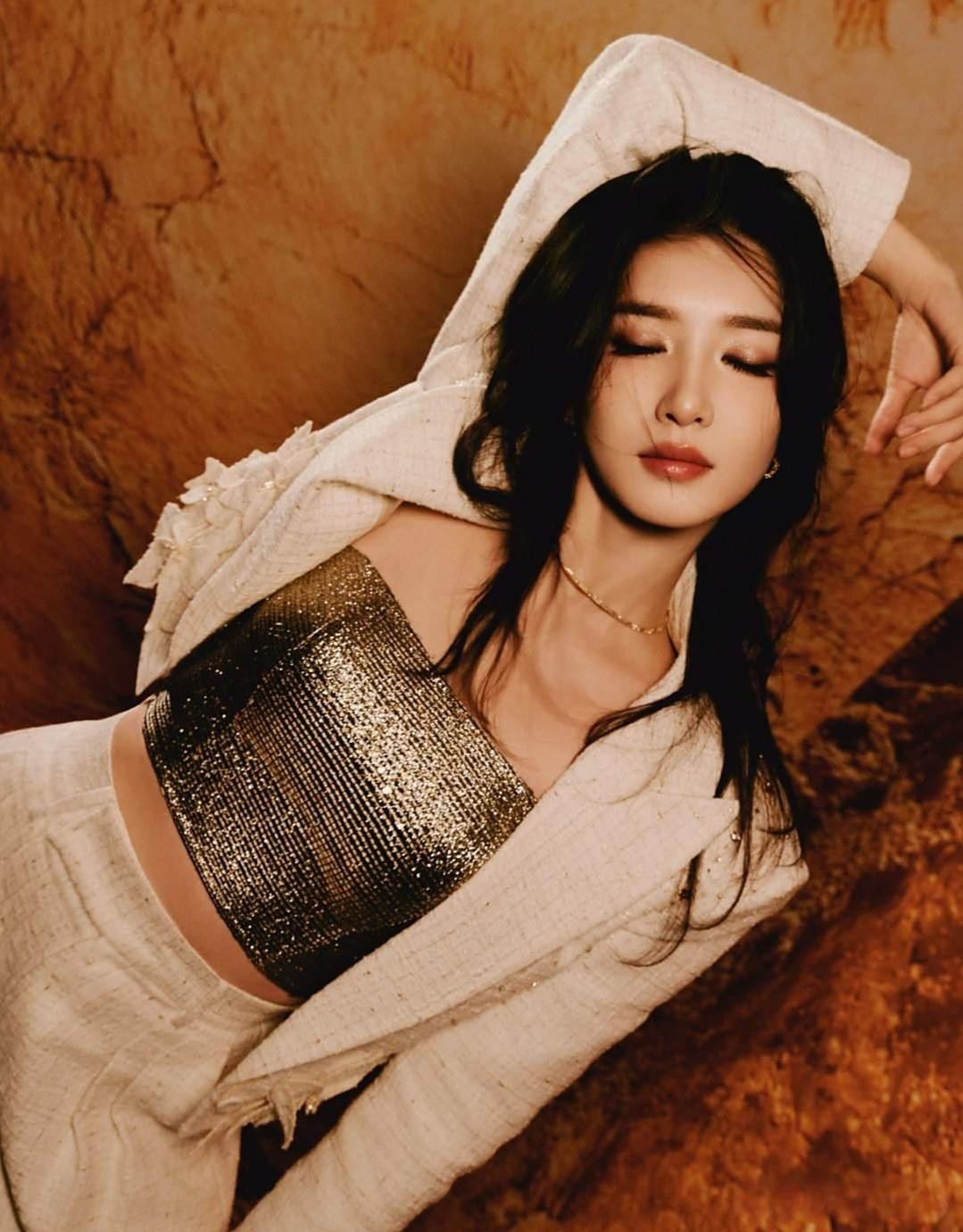 39岁江疏影近况曝光，腰粗肚凸身材臃肿，满脸姨味全程扣手不自信