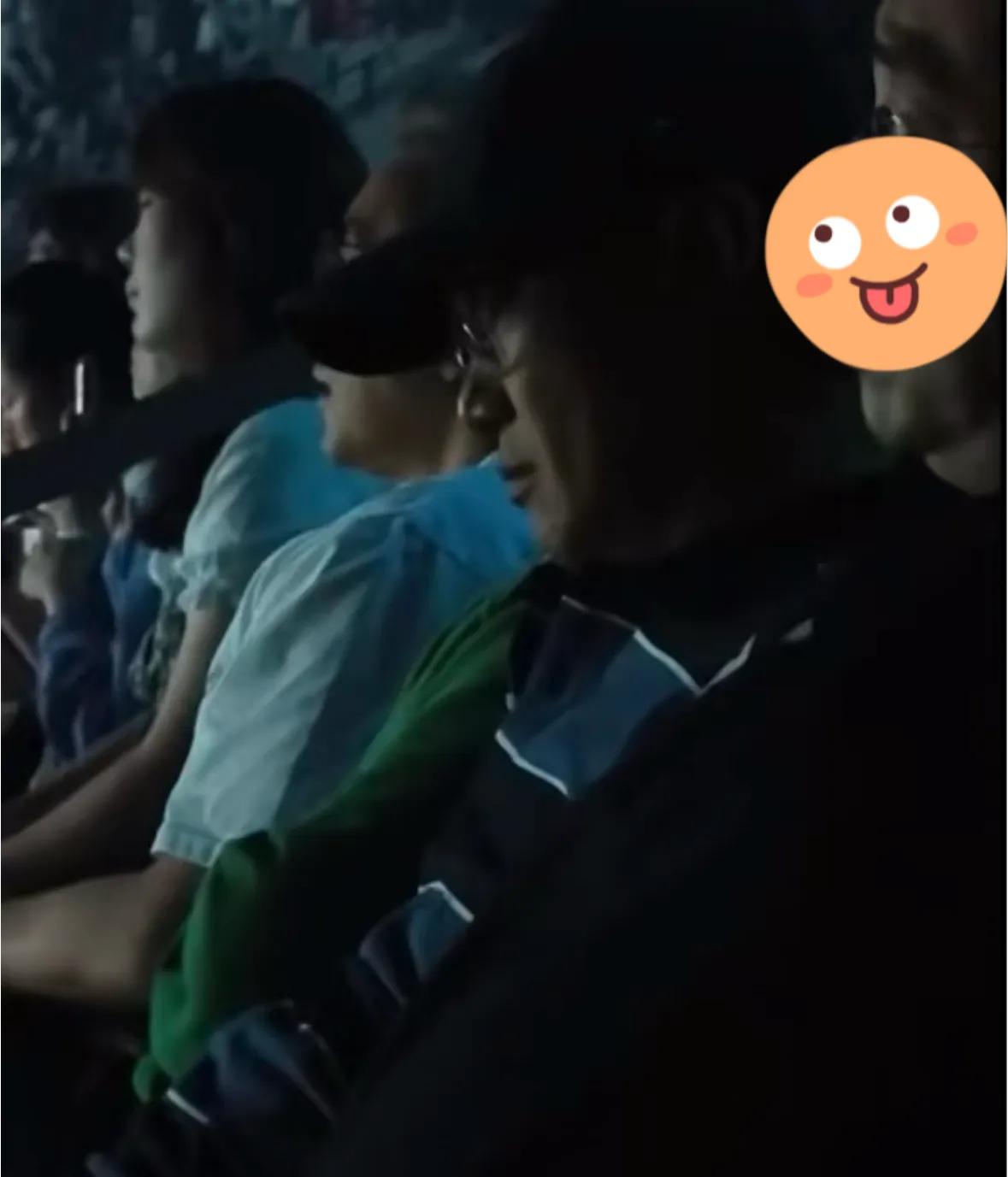 李荣浩开撕单依纯后，陈奕迅现身单依纯演唱会，还在现场睡着了