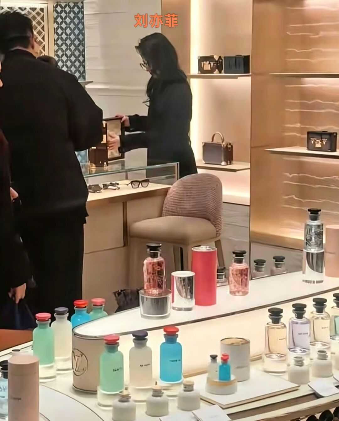 38岁刘亦菲现身三里屯LV店，集美貌与气质一身，感情生活成谜！