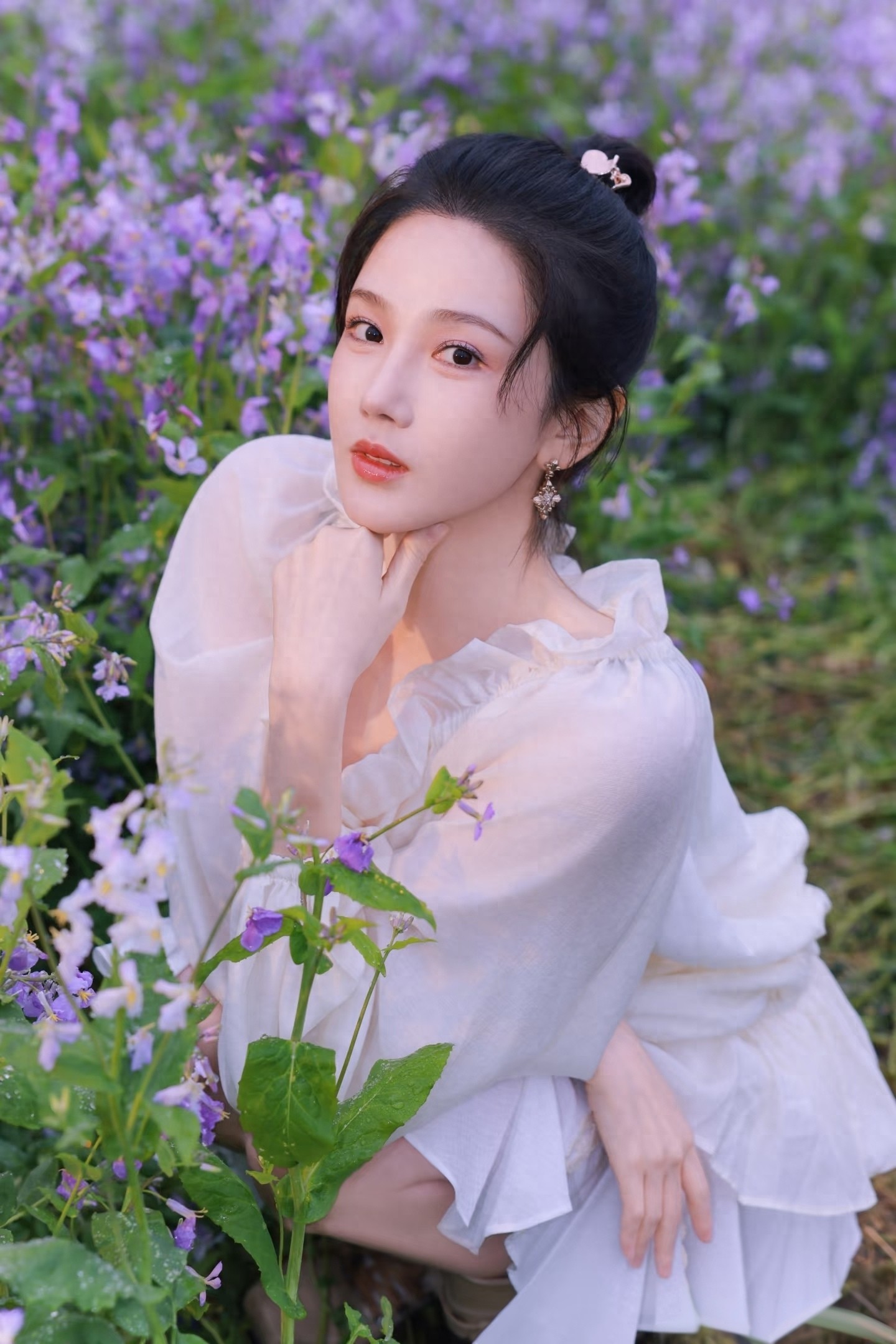 演员陈小纭穿白色短裙站在紫色花海里，娇媚动人！