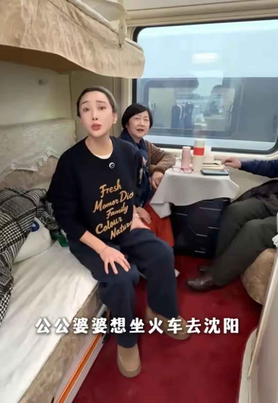 杜若溪携公婆乘火车返乡，全程18小时，一家几口同框十分幸福