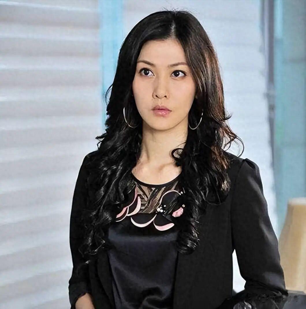 42岁李彩桦近况曝光!曾经历一段短暂婚姻,如今尽情享受单身生活