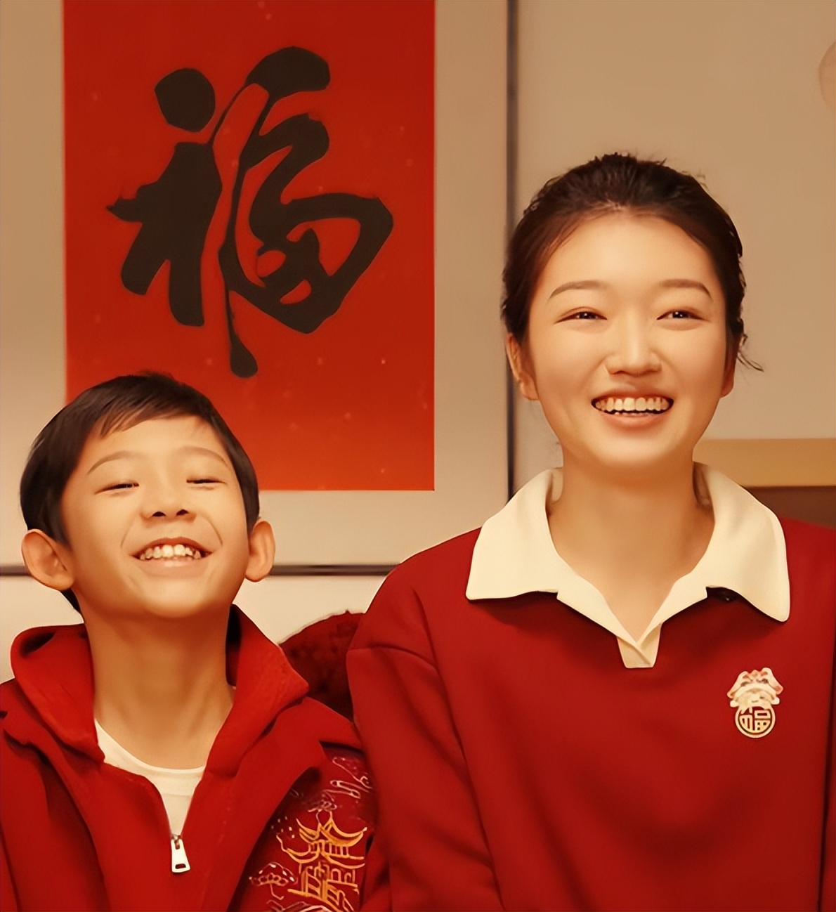 姜武一家住北京四合院豪气，和儿子一起挂灯笼，妻子女儿出镜漂亮