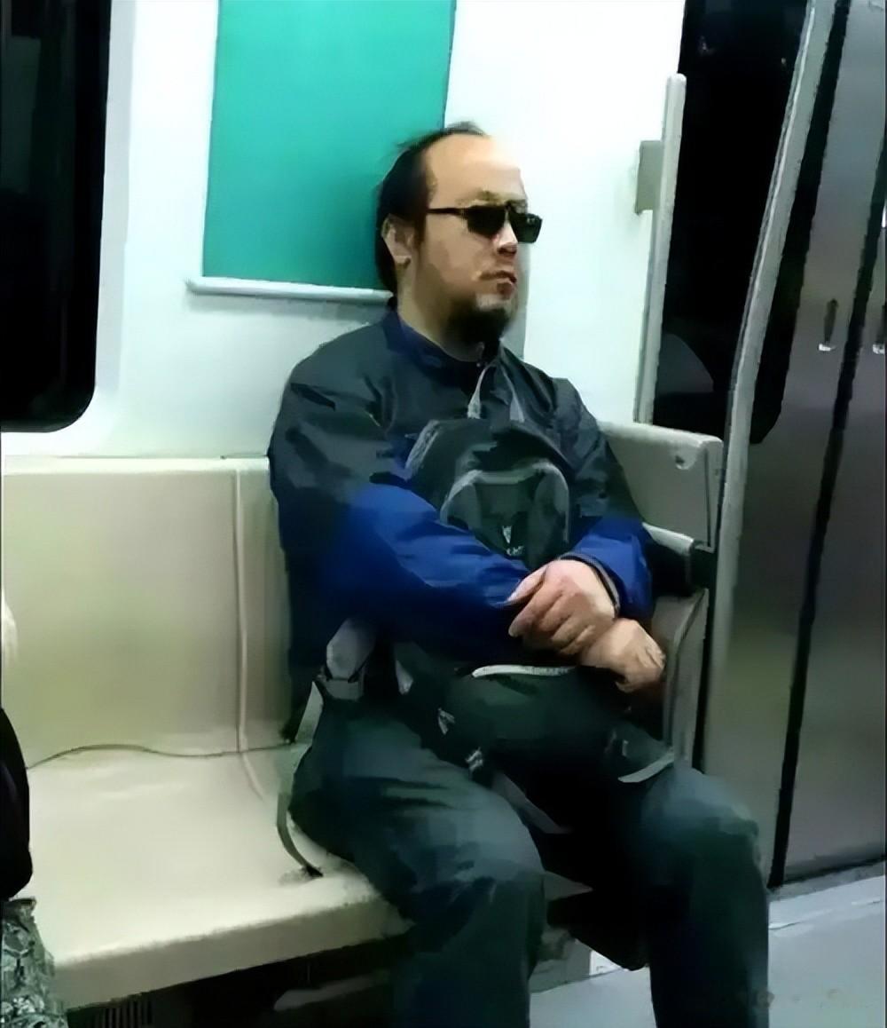 窦靖童：我妈钱多到用不完，但穷苦潦倒的爸爸，成了我如今的心病