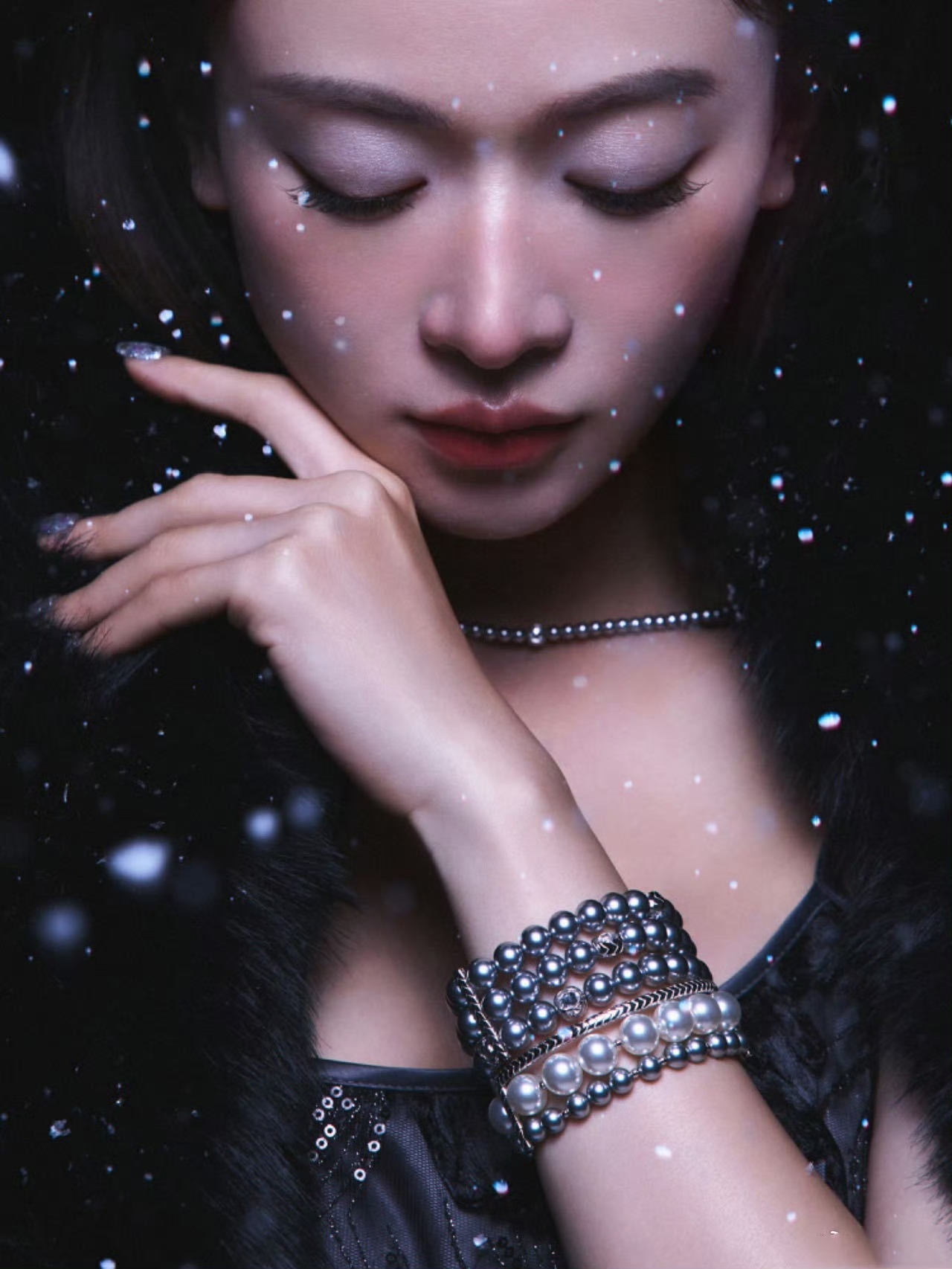 吴谨言“听雪美人”：清冷酷美，美背吸睛