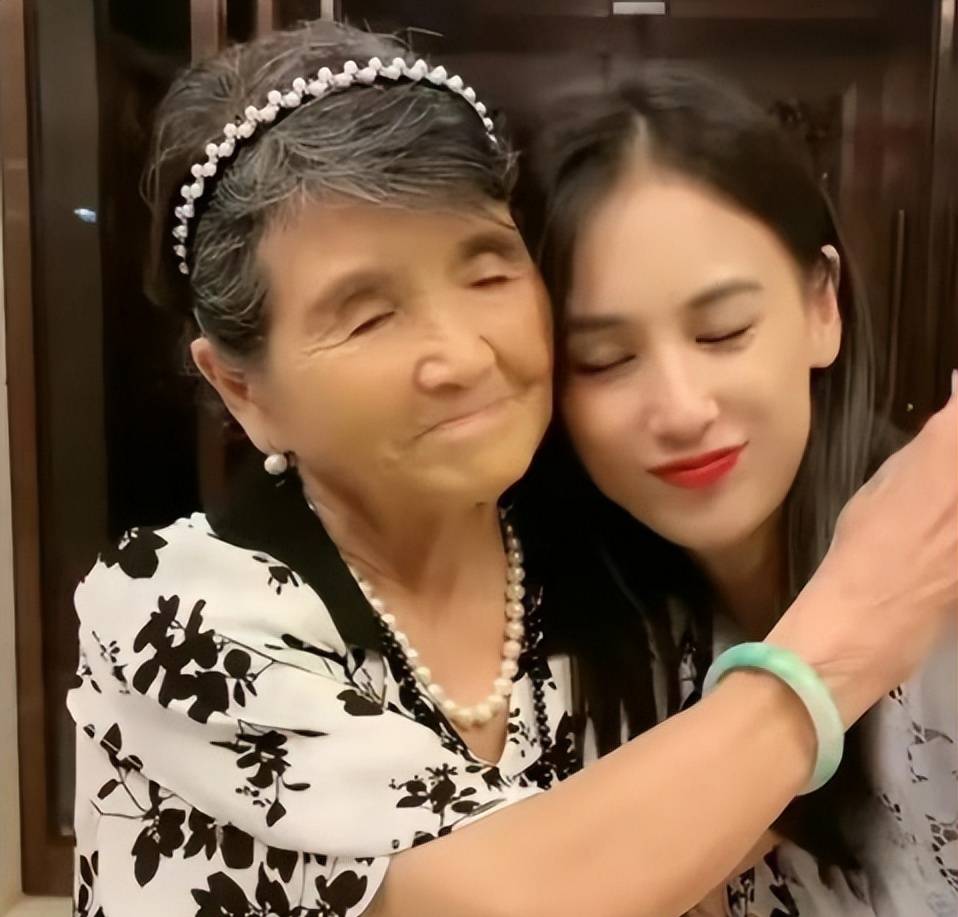 离婚才1年多，杨子母亲的态度大变，才知黄圣依的决定有多正确