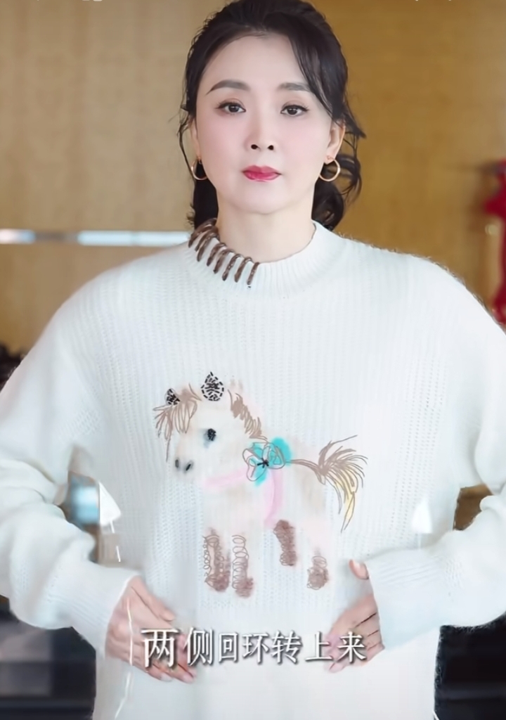 王艳分享春节刮油妙招，白毛衣低马尾出镜，气质温婉尽显优雅美貌