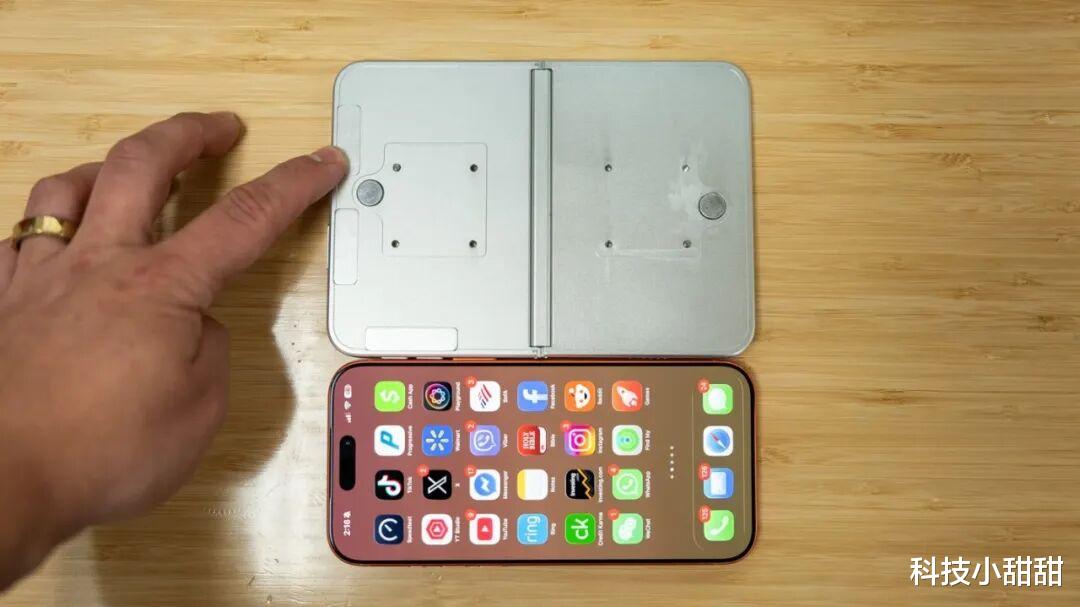 苹果iPhone 18 Pro Max金属机模不慎曝光，折叠屏也出来了