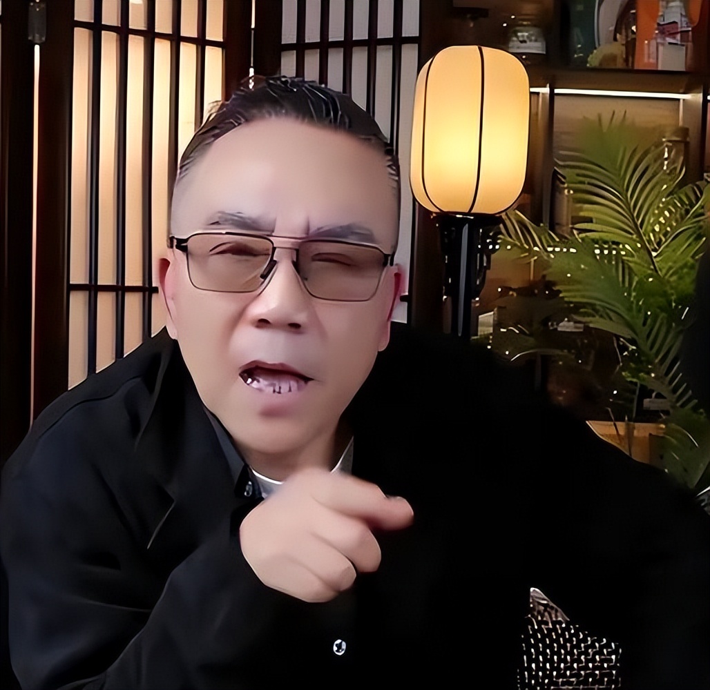 遮羞布撕碎！杨少华尸骨未寒，儿孙为钱撕破脸！杨议只分到骨灰？