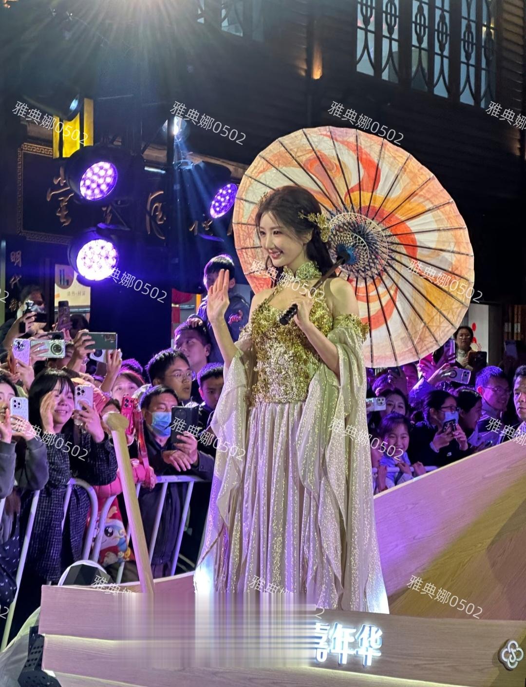 毛晓彤的美貌被低估了，她今天现身福州扮花车女神，本人好美好甜
