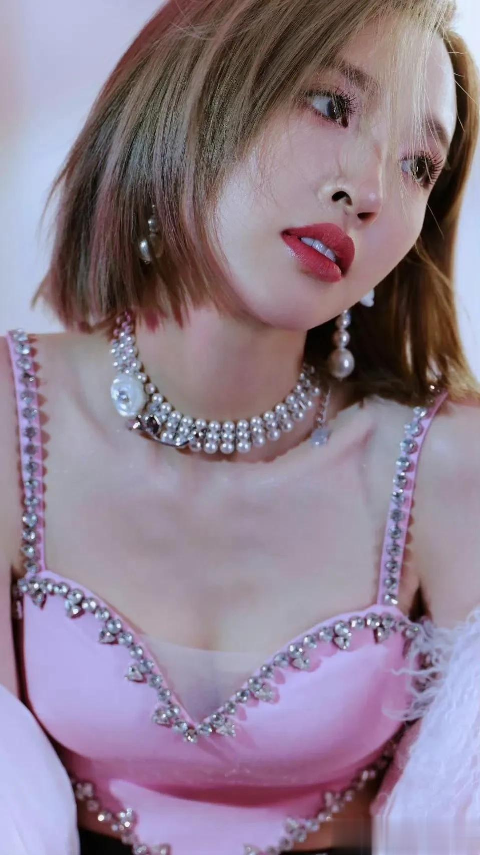 唐艺昕甜美穿搭