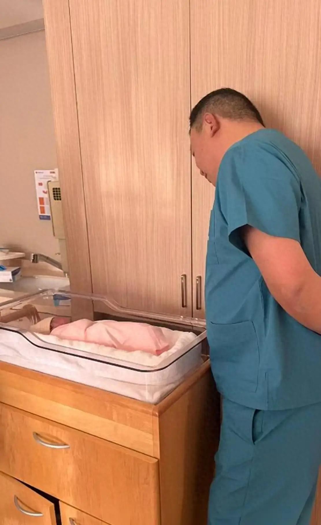 44岁阎鹤祥官宣妻子产女，祥嫂露脸好年轻，看着比他要小十几岁