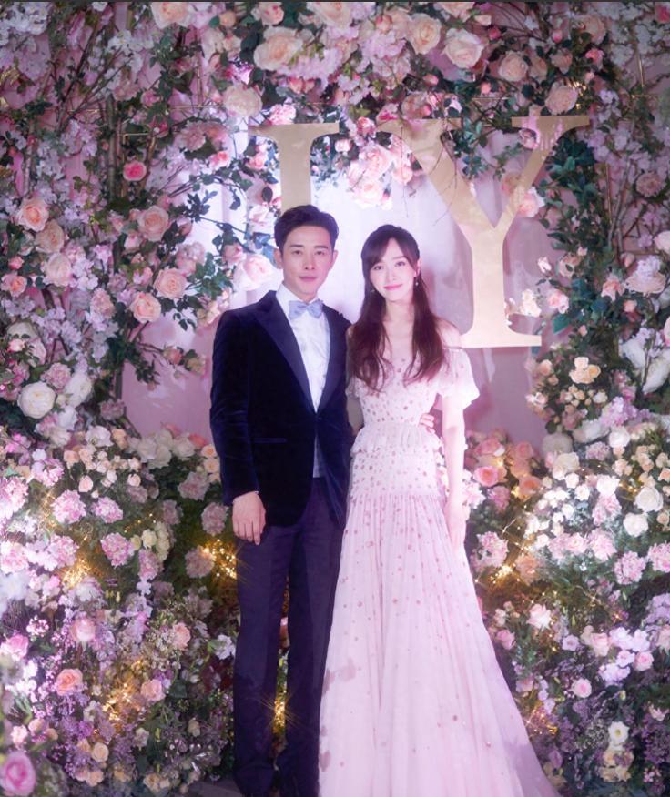 唐嫣和相识20年闺蜜合影！从同学到同组演戏，女儿还是同一天生日