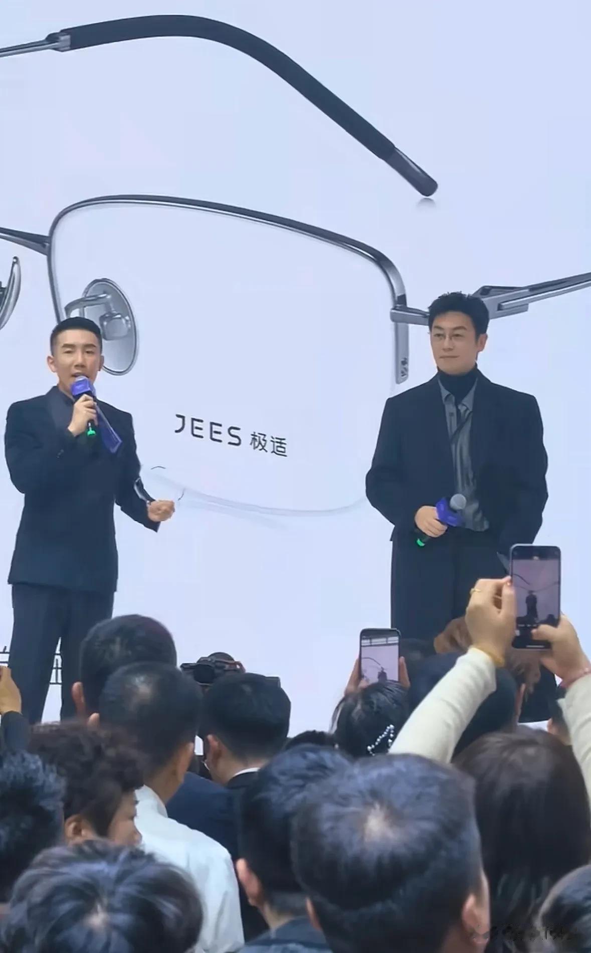 朱亚文近照曝光惊呆网友,才42岁咋就长这样了,皮肤松得不敢认