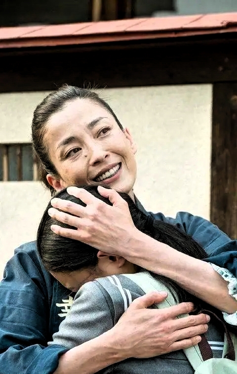 14岁遭亲妈算计，17岁被逼拍写真，她终活成女王