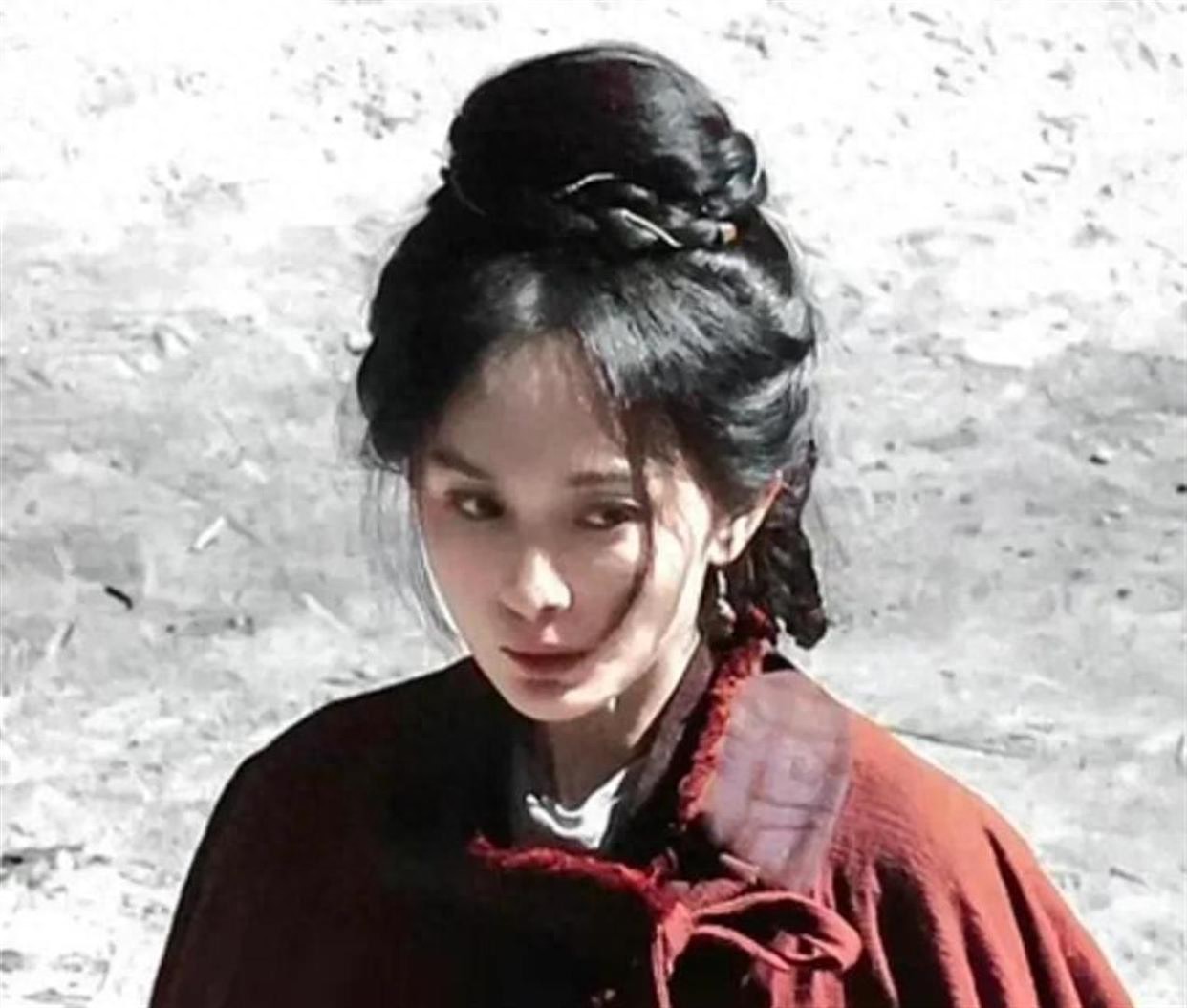 39岁杨幂淡妆演少女，最新生图曝光年龄感明显，努力扮嫩还是违和