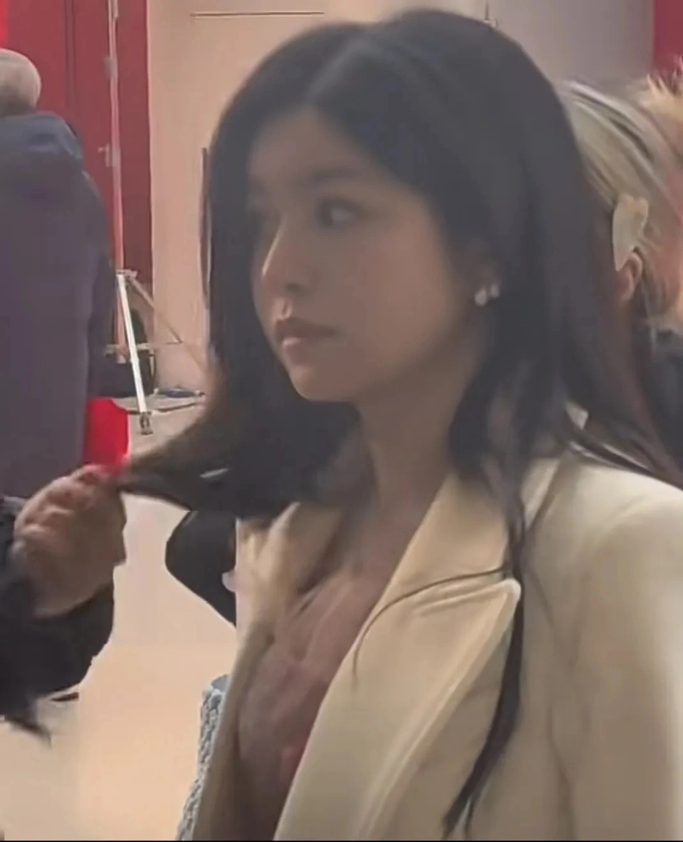 文联春晚现场太真实！明星高清真实面目曝光，章子怡边排队边补妆