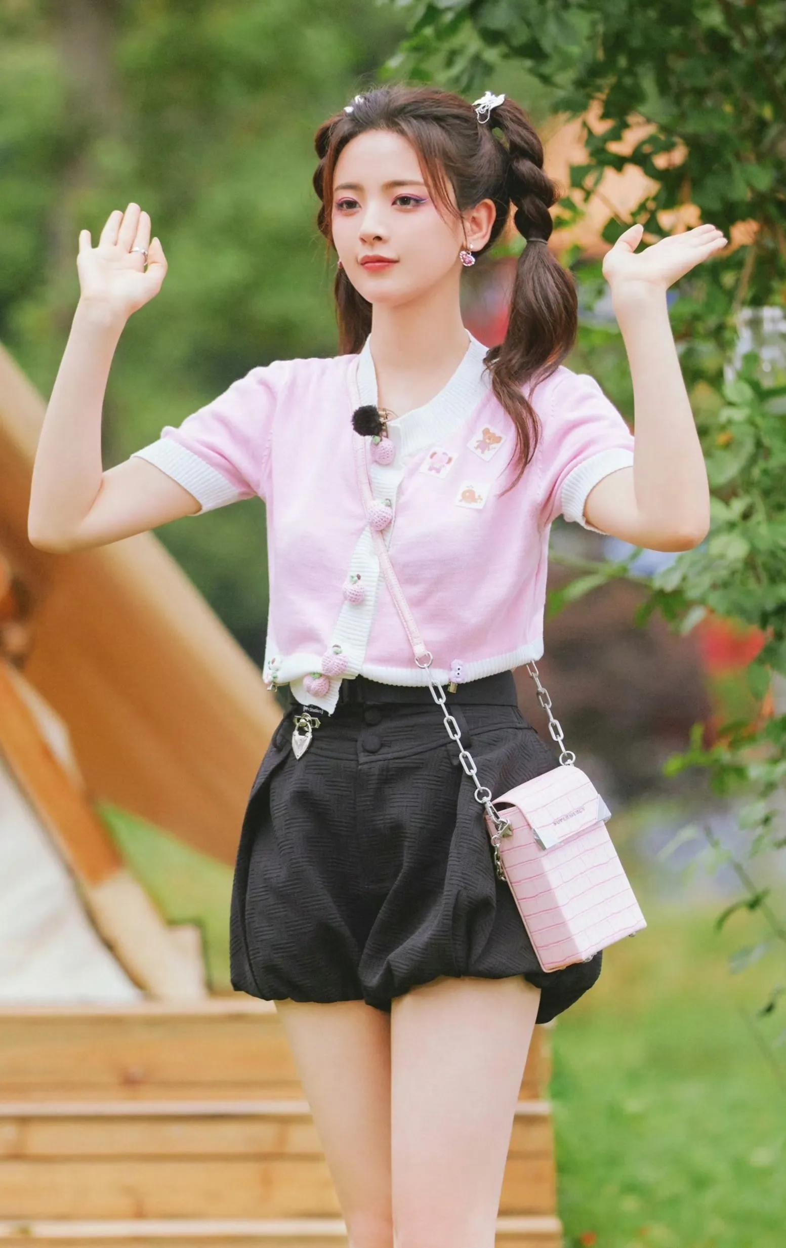 杨超越性感美腿