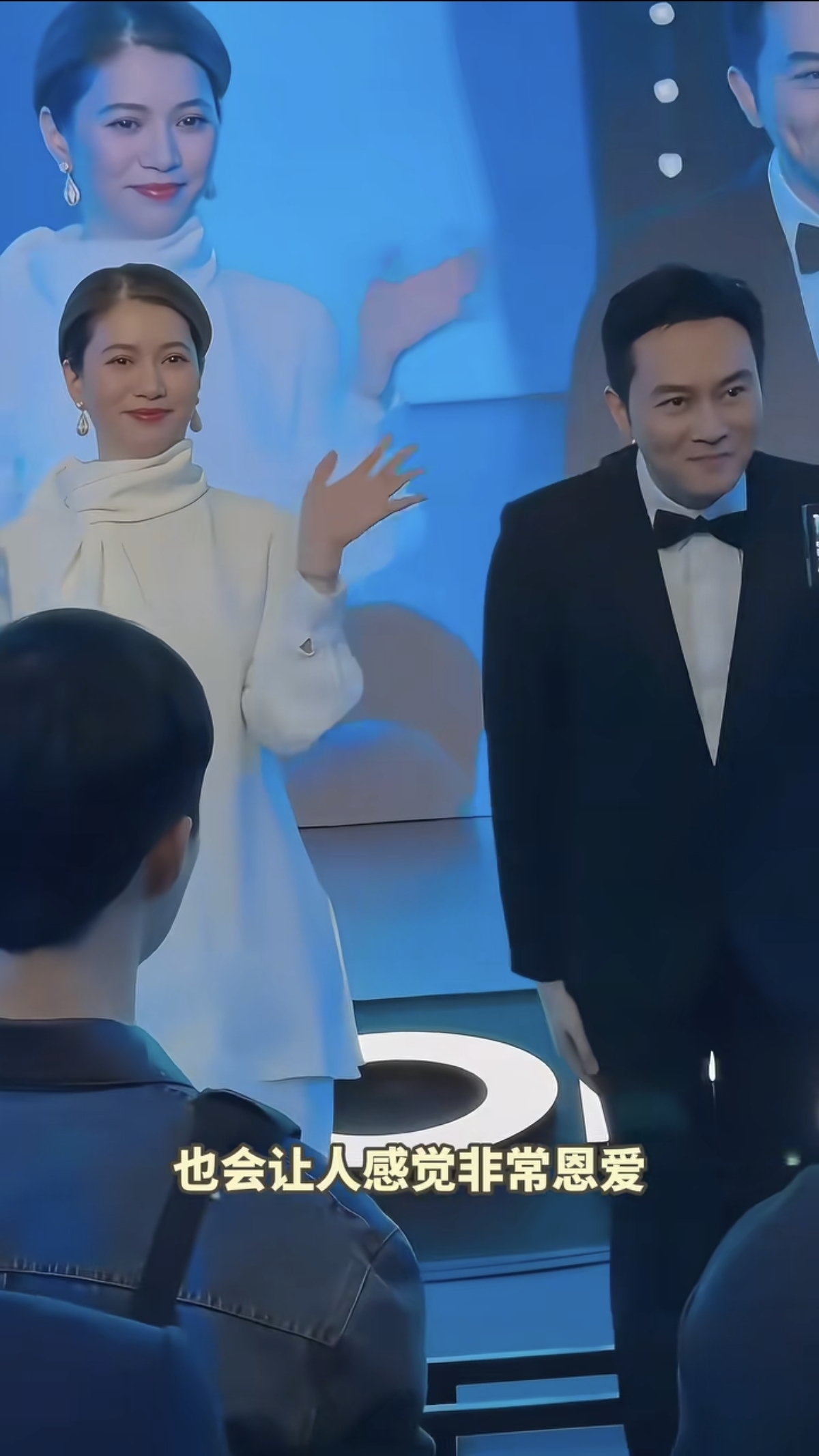 袁咏仪张智霖吃饭被偶遇，两人穿搭简约，夫妻俩都好接地气呀！
