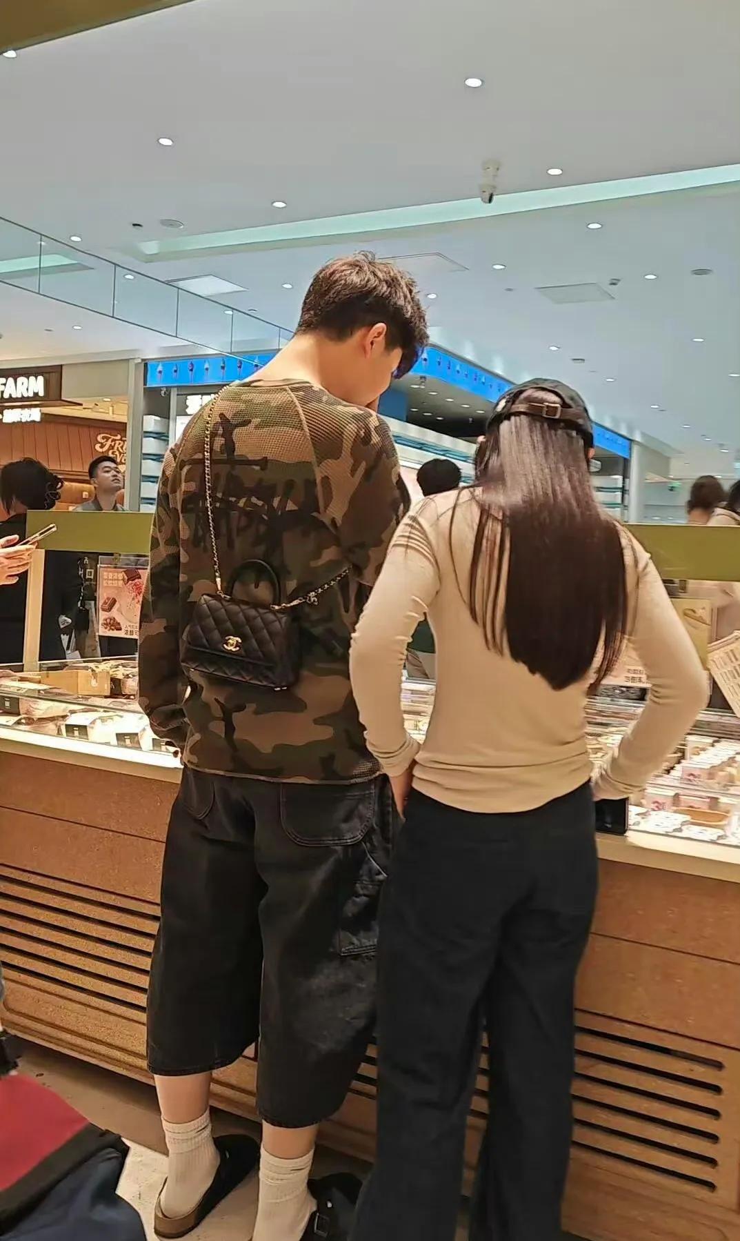 沙溢大儿子安吉被偶遇，和女生一起逛街帮她背包，女生像曹格女儿