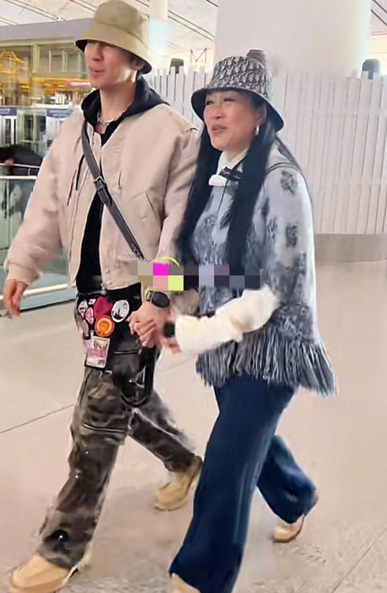 55岁钟丽缇和43岁张伦硕现身机场！钟丽缇素颜好苍老，俩人像母子