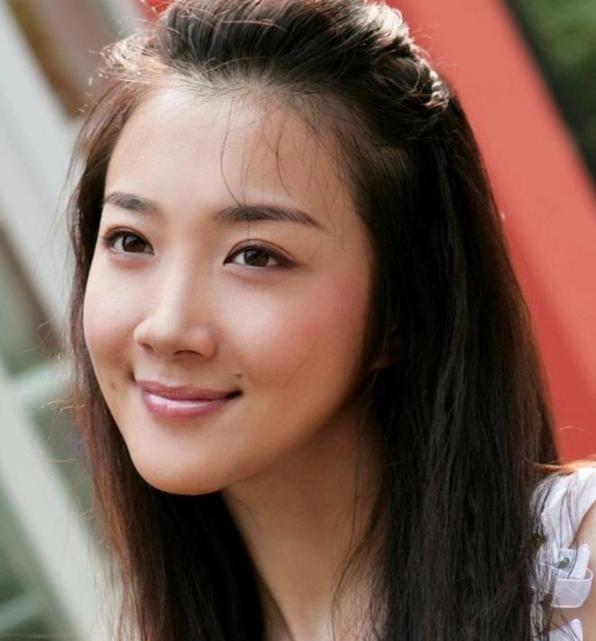 叶璇没想到，因自己差点毁容的李依晓，靠着何润东，又火了一把