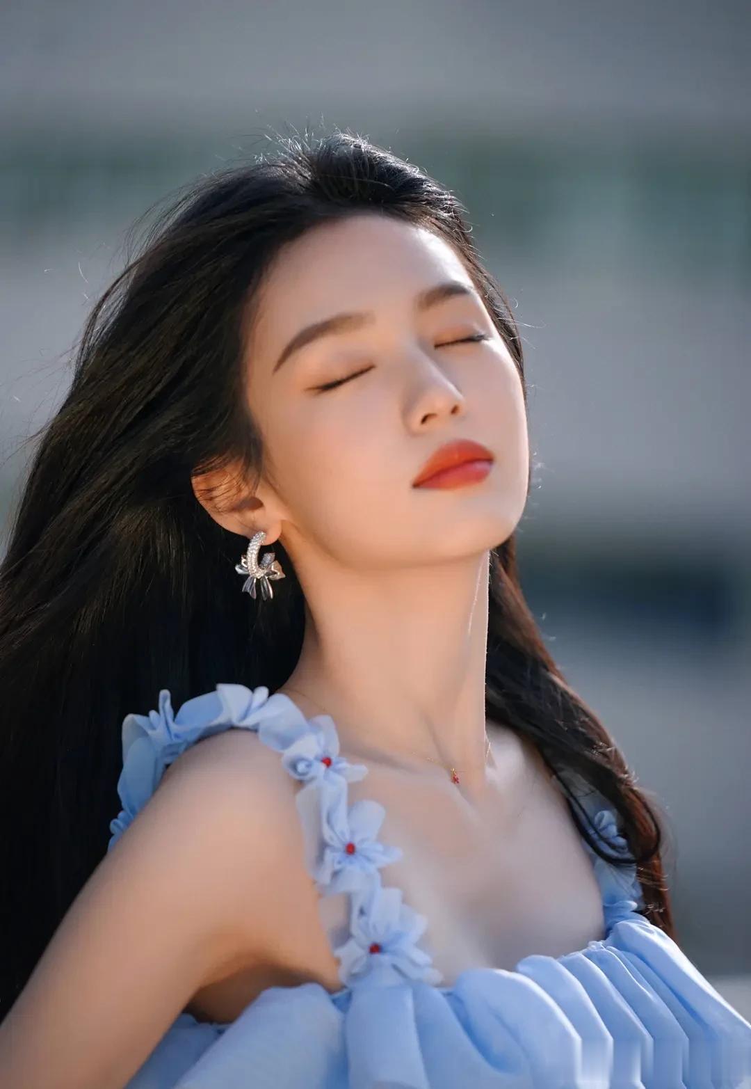 周也，吊带裙写真