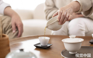 离婚7年，岳母打电话说她病了，让我回去看看，推开门后我万万没想到……