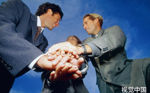 经理安排私活给我，我不仅完美完成，还把赚来的钱识趣送给经理；几个月后，我莫名其妙升级成了公司合伙人