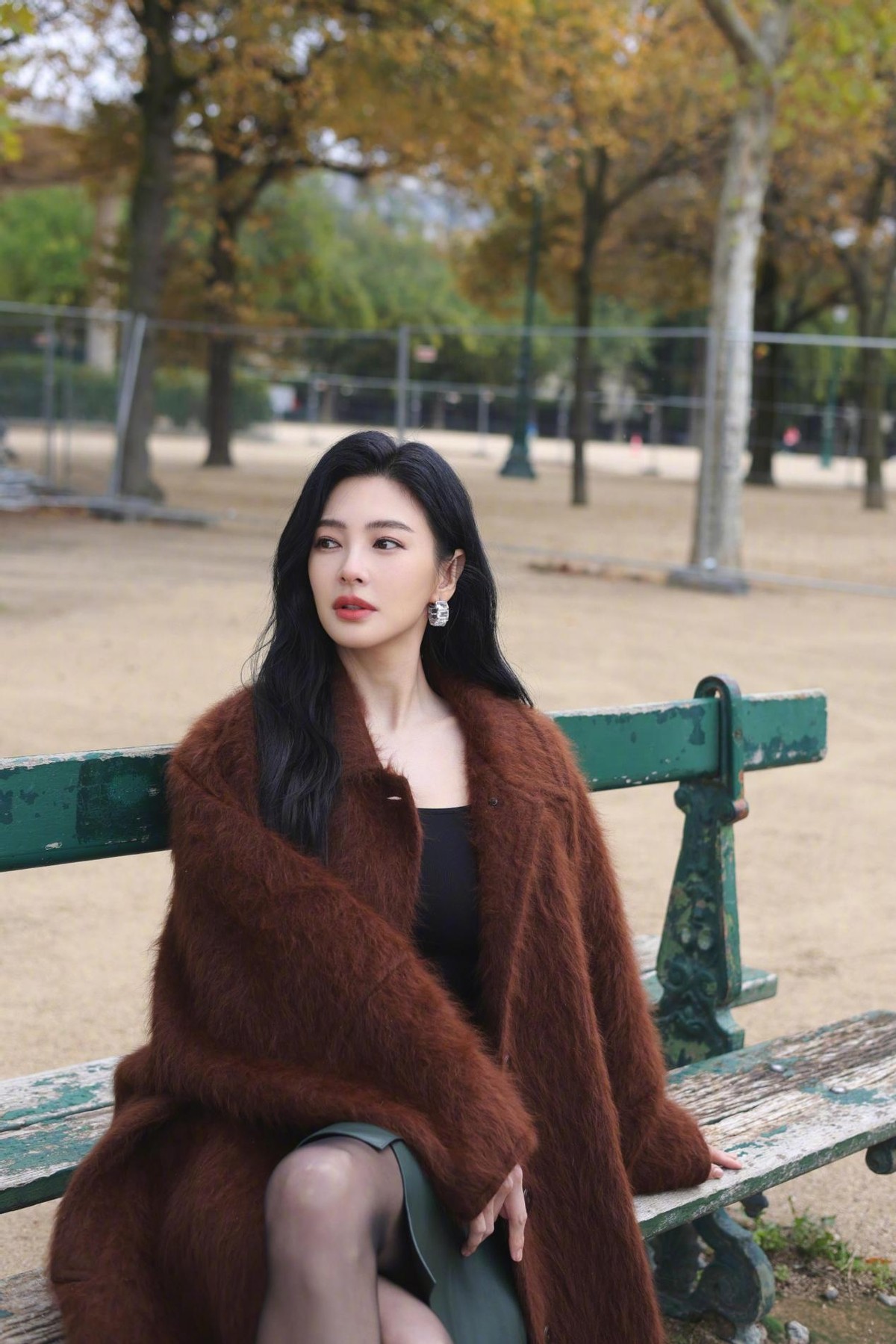 38岁张雨绮喝下午茶带火美拉德新穿法：皮衣+打底衫，显贵又洋气