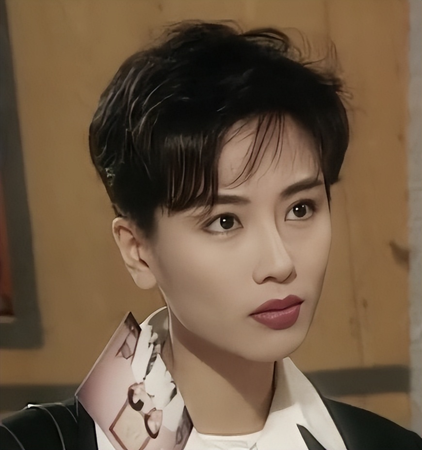 香港知名女星瘦脱相，手臂像火柴棍、脸颊凹陷，56岁仍未婚