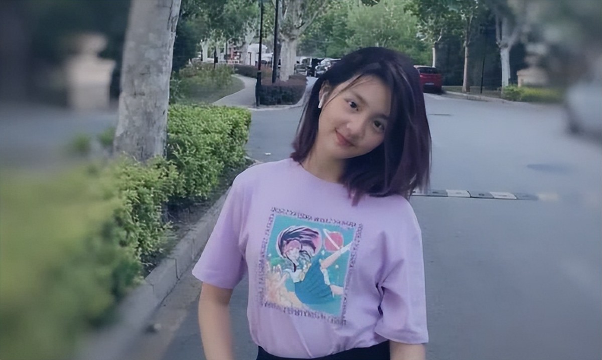 黄多多晒近照被质疑，学生非要走性感路线，风尘味很重人妻感满满
