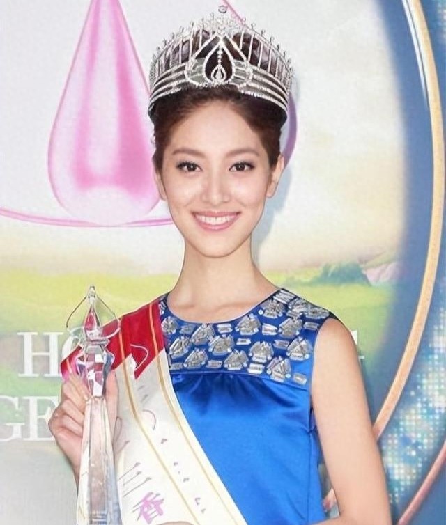 陈凯琳晒与三个儿子合影，美得像芭比娃娃，儿子们比爸爸郑嘉颖帅