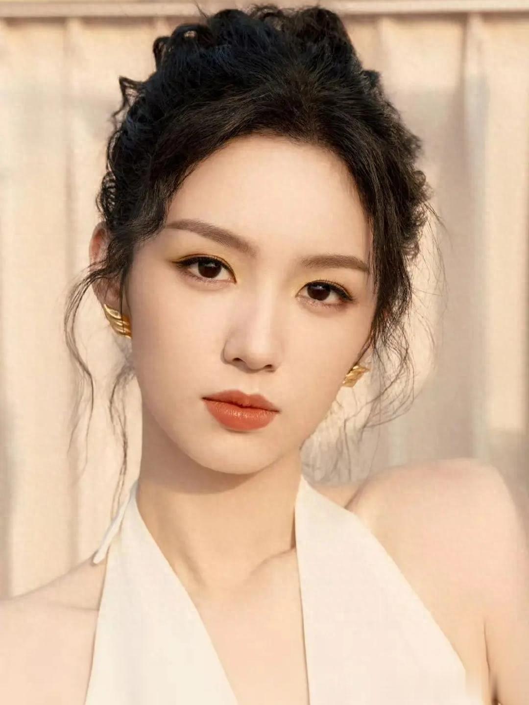 周也挂脖镂空白裙，清冷女神