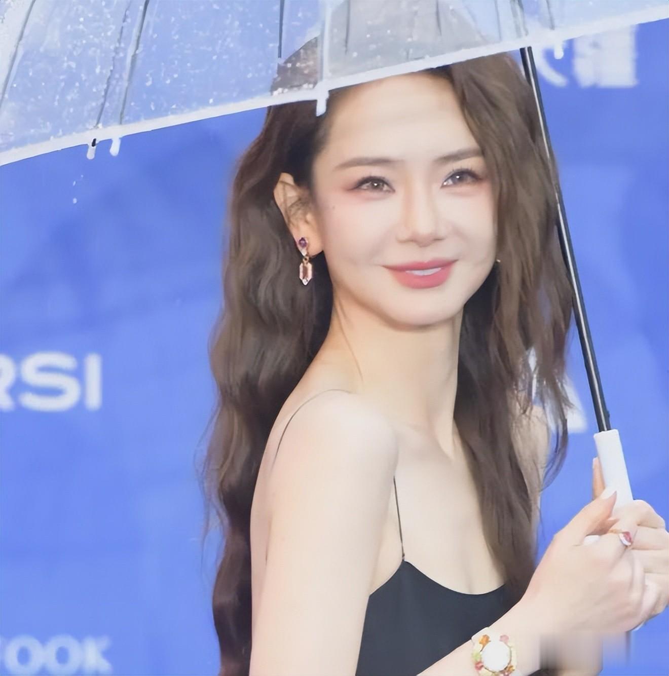 北影节红毯生图来了：高圆圆脸黄土气、戚薇肿胀、马丽惊艳全场！