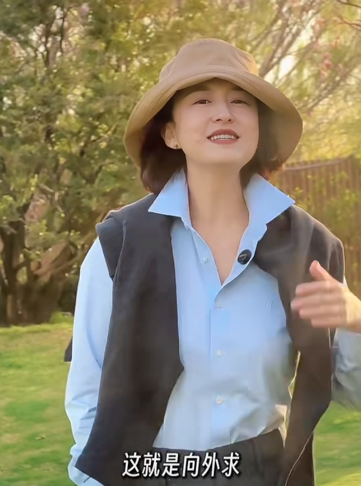 张蕾分享人生感悟，简约穿搭知性优雅，短发造型更显温婉大气