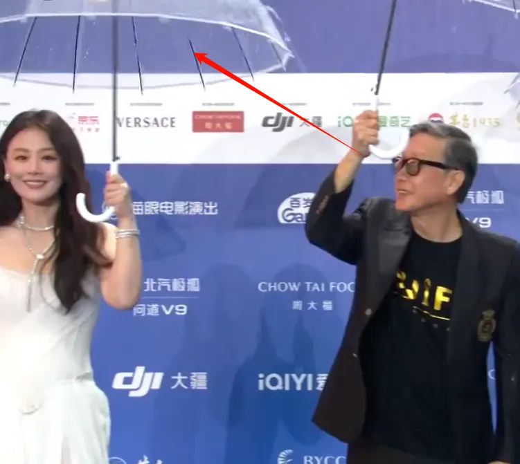 北影节下雨，红毯生图太真实！舒淇状态好，老戏骨无人搀扶太唏嘘