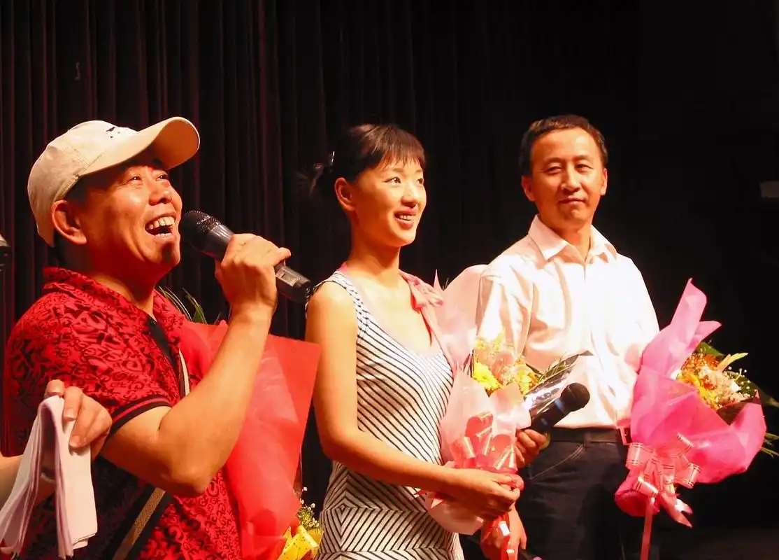 原来他们是两口子，相差20岁，丈夫是导演，为妻子量身定做女主角
