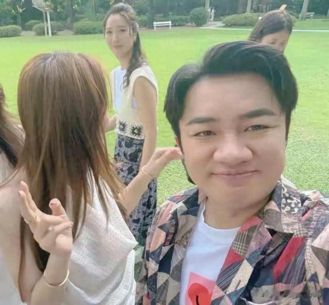 46岁王祖蓝和老婆李亚男在泰国旅游，王祖蓝胖了好多老婆又高又瘦