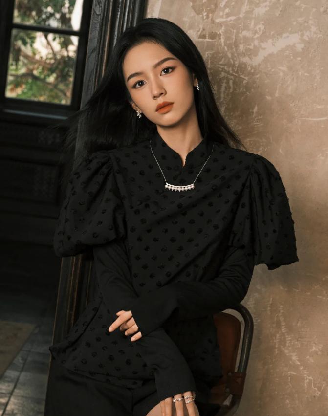 她是被李冰冰力捧的和颂太子女 凭恶女出道骨相超绝，被称最美95花