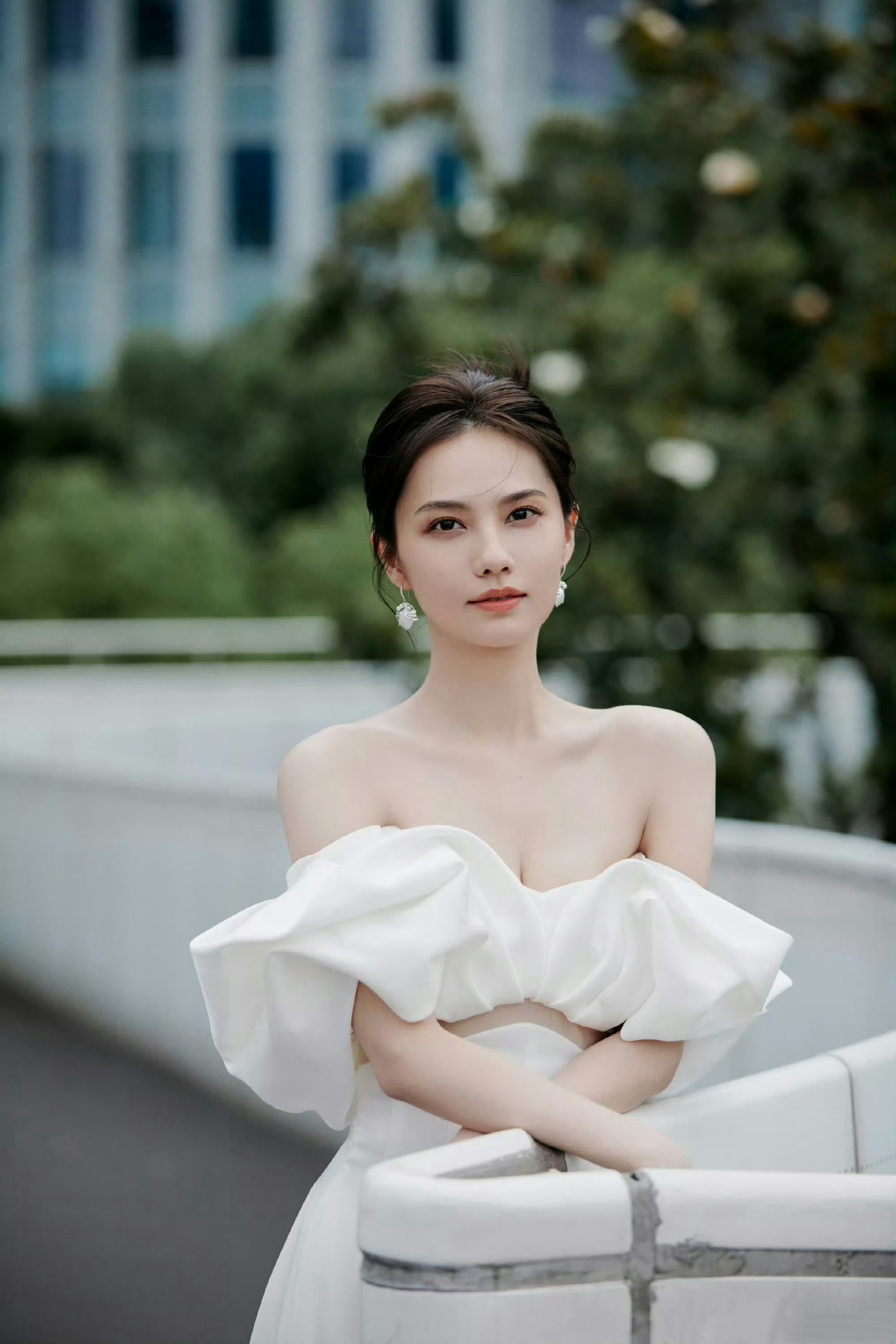 姜佩瑶白色抹胸裙穿搭,好精致柔美的女明星