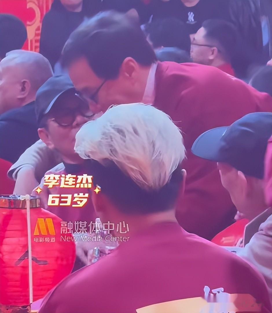 电影嘉年华：成龙找李、袁热聊，吴京挤开谢霆锋猛拍照，于适硬凑