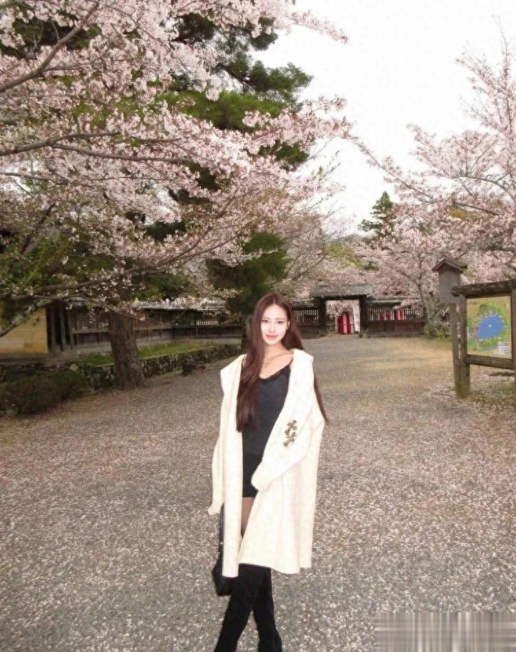 小S女儿晒赏樱美照宛如女神降临，获赞颜值再升级仙气大爆发