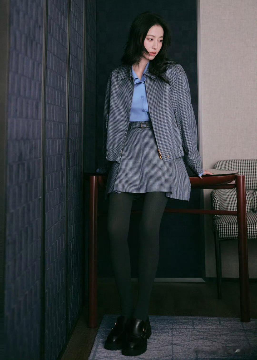周雨彤，这身蓝格纹套装，灰蓝细格纹设计，学院风满满复古又摩登