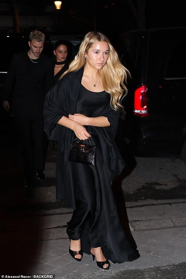 贝嫂无声的反击：和3个孩子2个准儿媳拍全家福，趾高气扬无视大布