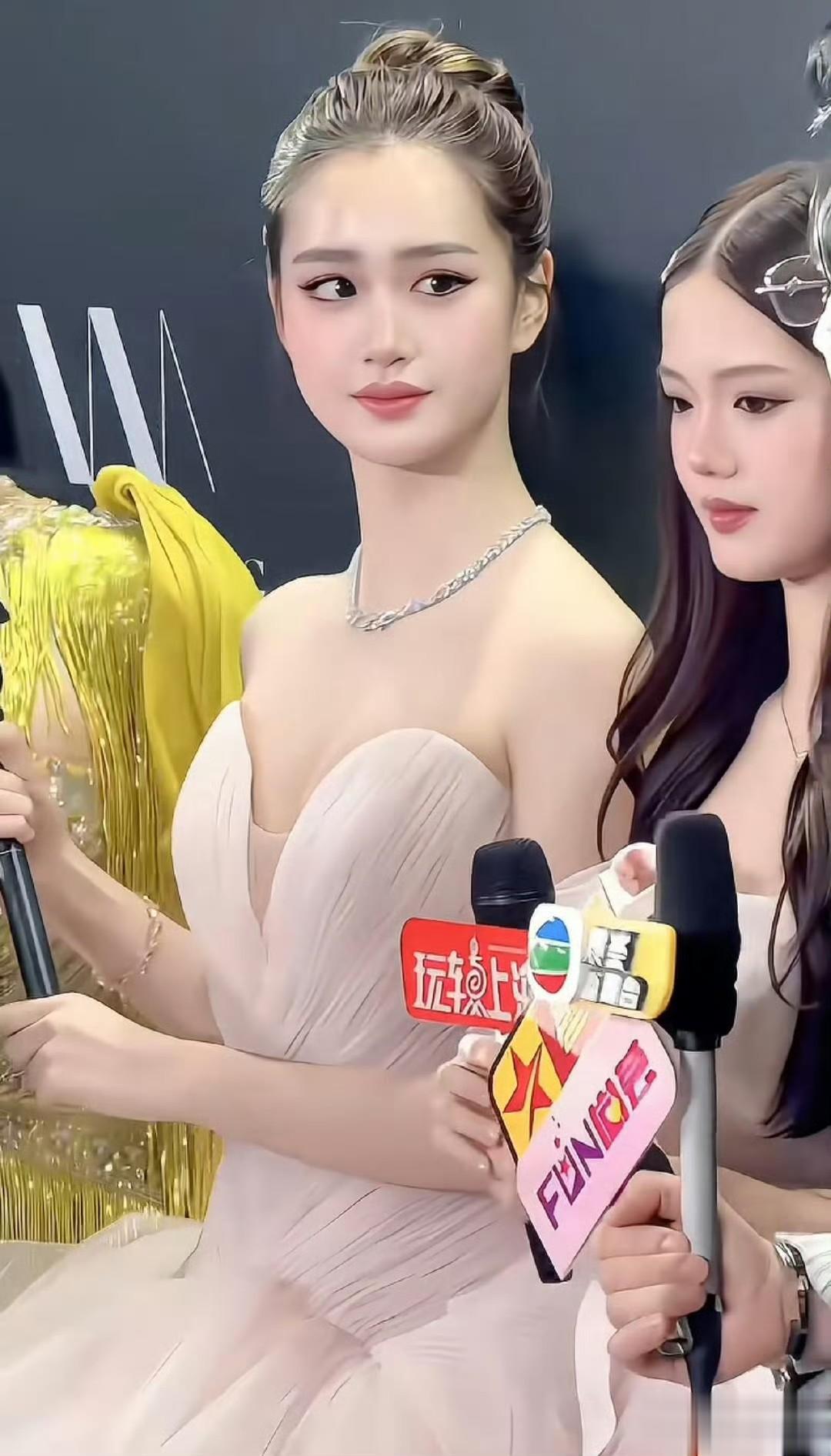 钟丽缇女儿走秀杀疯了！谁看了不迷糊？头纱配蓬裙造型直接美出圈