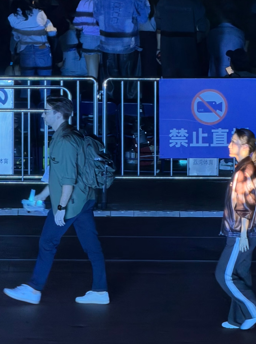 谢霆锋妹妹疑已结婚，妹夫无名指戴戒指，个子高长相帅气不输明星